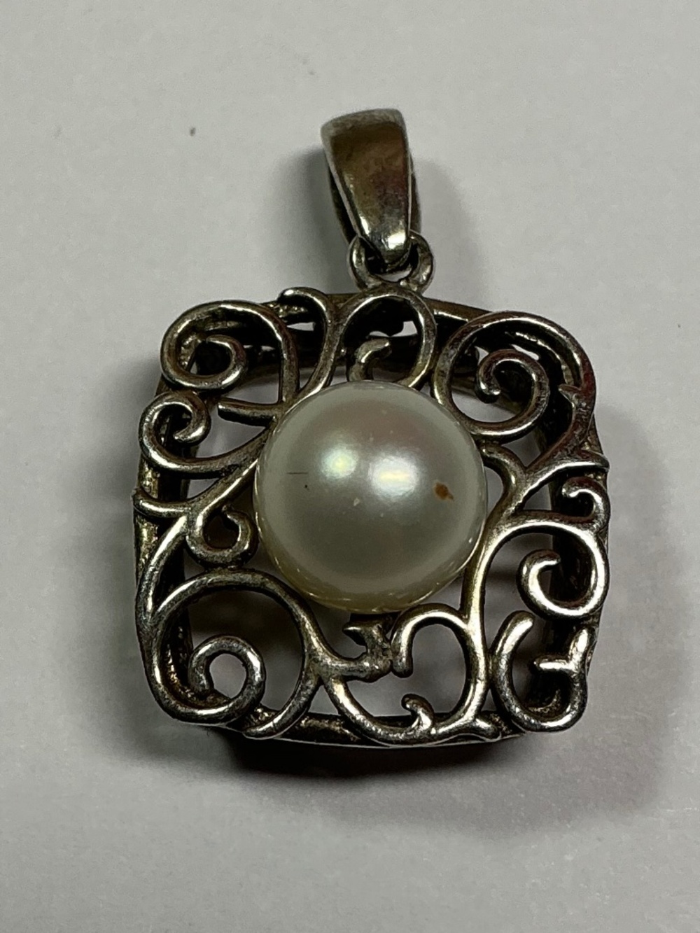 Sterling Silver Pendant with a single Pearl. 1 inch long